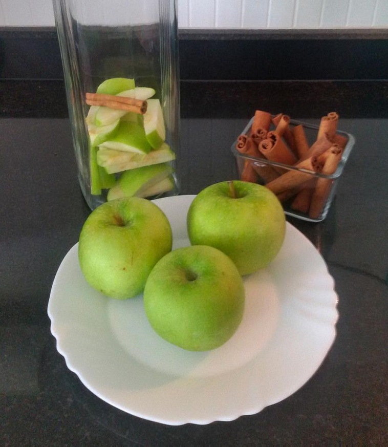 Bir Detoks İçeceği: Elma ve Tarçın Suyu