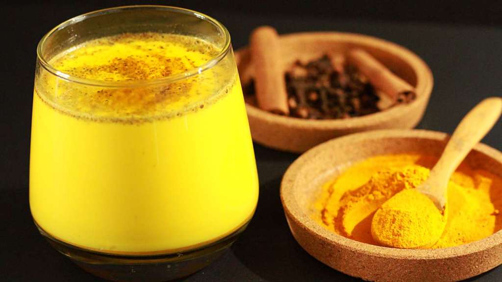 Sağlıklı İçecek Zerdeçallı Süt&nbsp;Tarifi