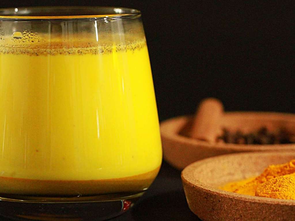 Sağlıklı İçecek Zerdeçallı Süt Tarifi